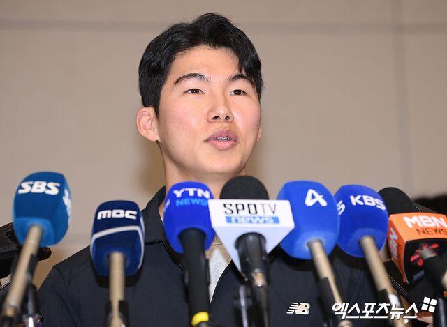 미국 메이저리그(MLB) LA 다저스와 계약한 김혜성이 14일 오후 인천국제공항을 통해 출국하고 있다. 김혜성은 포스팅 마감 약 4시간을 앞두고 지난 4일 LA 다저스와 3+2년 최대 2200만 달러(약 323억8400만원)에 계약하며 MLB 진출의 꿈을 이뤘다. 출국 후 김혜성은 애리조나주 글렌데일 캐멀백랜치에서 열리는 LA 다저스 스프링캠프에 합류해 본격적인 데뷔 시즌 준비에 나설 예정이다. 엑스포츠뉴스 DB