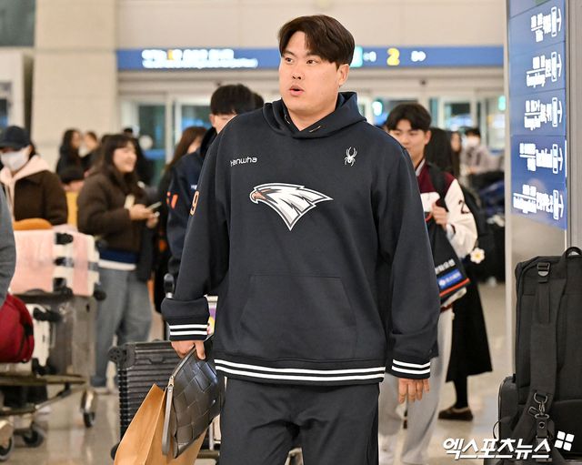한화 이글스 선수단이 스프링캠프 참가를 위해 22일 오전 인천국제공항을 통해 호주 멜버른으로 출국했다. 한화 류현진이 출국 수속을 밟고 있다. 엑스포츠뉴스 DB