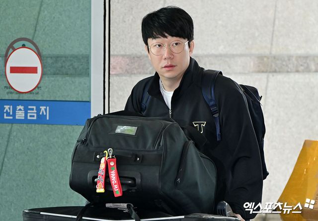 KIA 타이거즈 선수단이 스프링캠프 참가를 위해 22일 오전 인천국제공항을 통해 미국 캘리포니아주 어바인으로 출국했다. KIA 양현종이 출국장으로 향하고 있다. 엑스포츠뉴스 DB