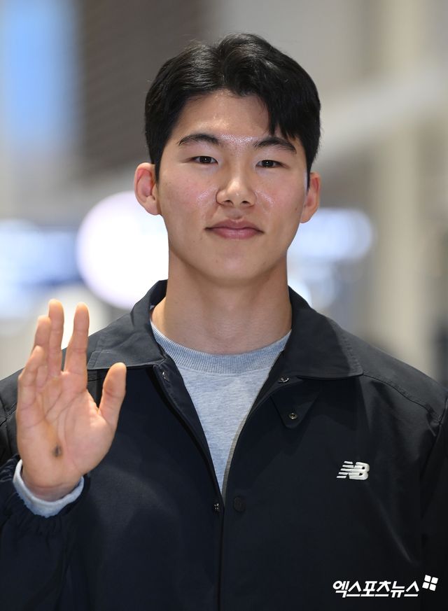 미국 메이저리그(MLB) LA 다저스와 계약한 김혜성이 14일 오후 인천국제공항을 통해 출국하고 있다. 김혜성은 포스팅 마감 약 4시간을 앞두고 지난 4일 LA 다저스와 3+2년 최대 2200만 달러(약 323억8400만원)에 계약하며 MLB 진출의 꿈을 이뤘다. 출국 후 김혜성은 애리조나주 글렌데일 캐멀백랜치에서 열리는 LA 다저스 스프링캠프에 합류해 본격적인 데뷔 시즌 준비에 나설 예정이다. 엑스포츠뉴스 DB