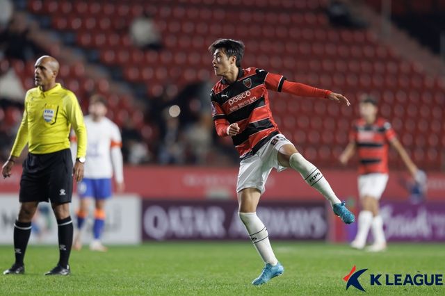 헹크가 23일(한국시간) 공식 홈페이지를 통해 한국의 유망주 스트라이커 김명준을 영입했다고 공식 발표했다. 구단이 발표한 계약 기간은 2년 반이며 2년 연장 옵션이 포함돼 있다.&nbsp;한국프로축구연맹