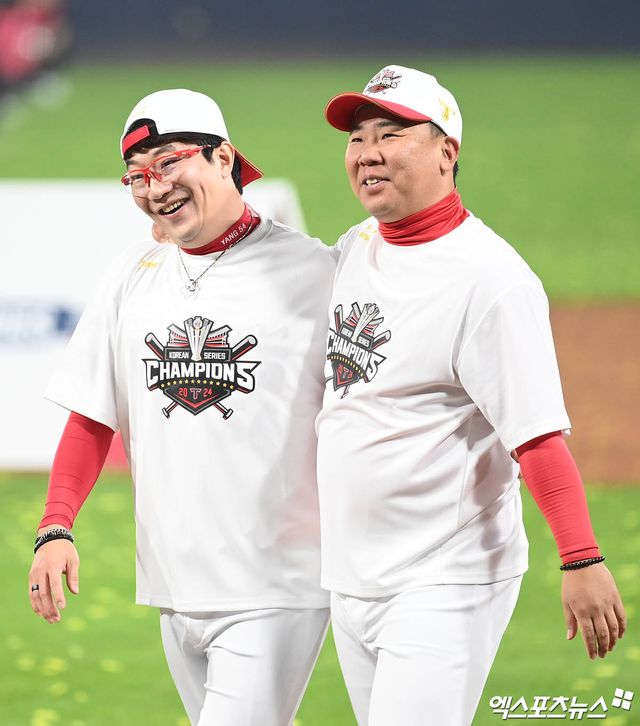 28일 오후 광주기아챔피언스필드에서 열린 '2024 신한 SOL Bank KBO 한국시리즈' 삼성 라이온즈와 KIA 타이거즈의 5차전 경기, KIA가 7:5의 스코어로 승리하며 7년 만에 통합 우승을 이뤄냈다. 경기 종료 후 KIA 양현종과 이범호 감독이 대화를 나누고 있다. 엑스포츠뉴스 DB