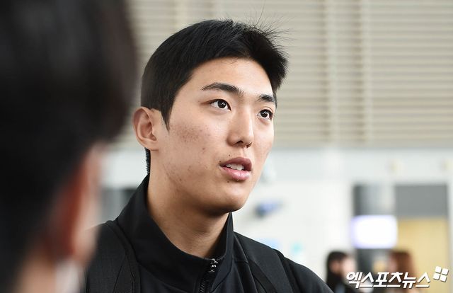 KIA 타이거즈 선수단이 스프링캠프를 위해 23일 오전 인천국제공항을 통해 미국으로 출국했다. KIA 이의리가 취재진과 인터뷰를 나누고 있다. 인천공항, 박지영 기자