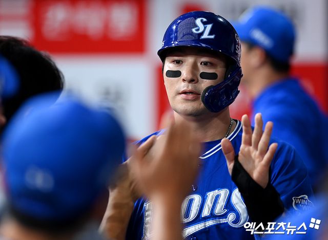 9일 오후 서울 구로구 고척스카이돔에서 열린 '2024 신한 SOL뱅크 KBO리그' 삼성 라이온즈와 키움 히어로즈의 경기, 6회초 1사 1,2루 삼성 박병호가 강민호 타석 때 득점한 뒤 더그아웃에서 축하를 받고 있다. 엑스포츠뉴스DB