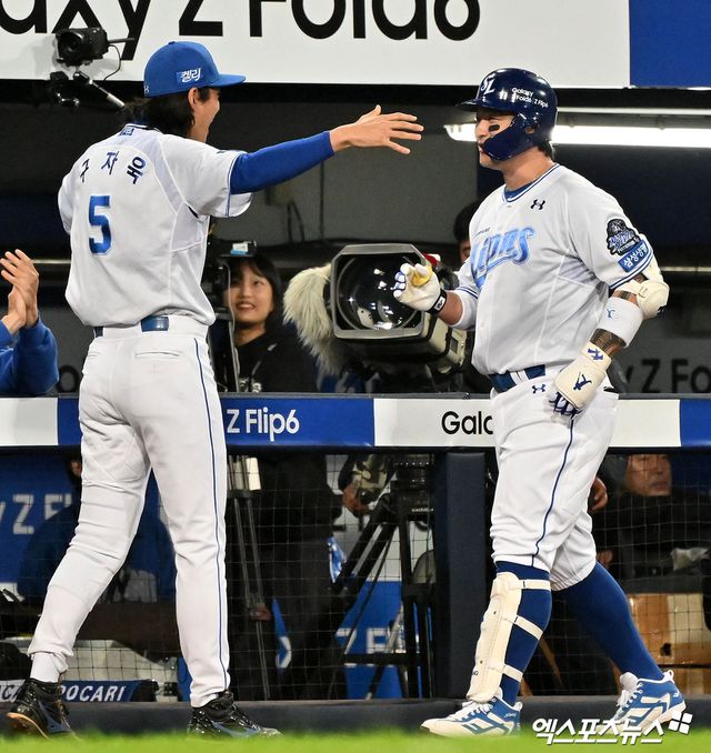 25일 오후 대구삼성라이온즈파크에서 열린 '2024 신한 SOL Bank KBO 한국시리즈' KIA 타이거즈와 삼성 라이온즈의 3차전 경기, 7회말 삼성 박병호가 솔로 홈런을 날린 후 구자욱과 함께 기뻐하고 있다. 엑스포츠뉴스DB