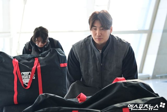 KIA 타이거즈 선수단이 스프링캠프를 위해 23일 오전 인천국제공항을 통해 미국으로 출국했다. KIA 박찬호, 나성범이 출국장으로 향하고 있다. 인천공항, 박지영 기자