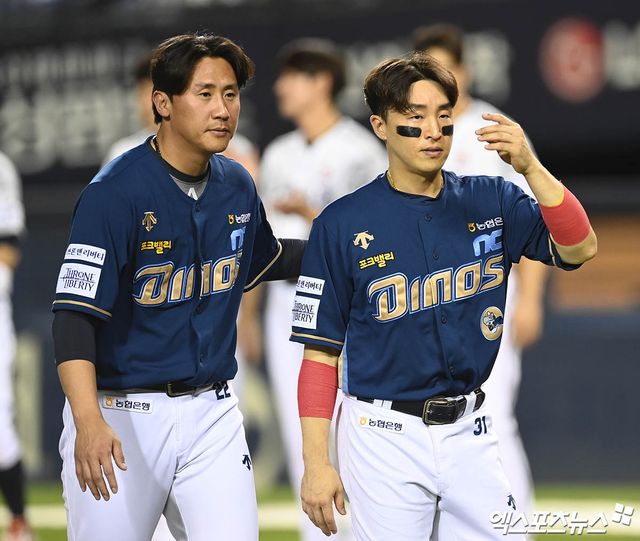 20일 오후 서울 송파구 잠실야구장에서 열린 '2024 신한 SOL Bank KBO리그' NC 다이노스와 두산 베어스의 경기, 두산이 2:0의 스코어로 승리했다. 경기 종료 후 NC 이용찬이 손아섭을 격려하고 있다. 엑스포츠뉴스 DB