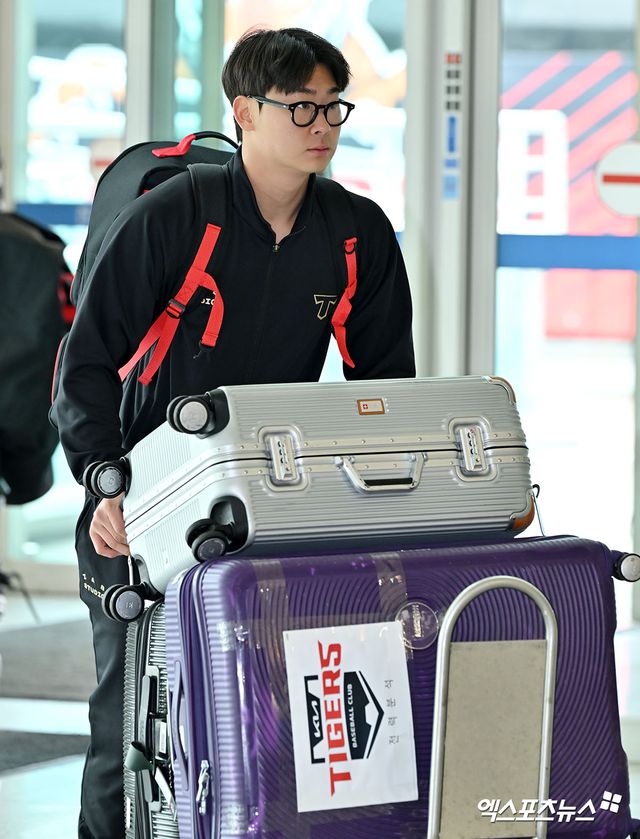 KIA 타이거즈 선수단이 스프링캠프 참가를 위해 22일 오전 인천국제공항을 통해 미국 캘리포니아주 어바인으로 출국했다. KIA 곽도규가 출국장으로 향하고 있다. 엑스포츠뉴스 DB