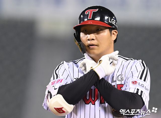 LG 내야수 문보경(왼쪽)은 지난 시즌 커리어하이를 기록했다. 리그 최고 김도영(KIA)의 비법을 자신의 것으로 만들며 한 층 더 발전하리라 다짐했다. 엑스포츠뉴스 DB