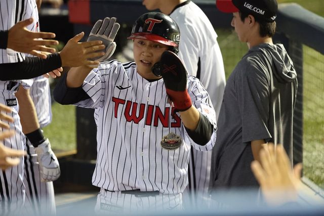 LG 외야수 최원영은 다가올 2025시즌 팀의 외야 백업 1순위로 많은 기대를 받고 있다. 최원영은 주루와 수비에서 강점을 보이고 있으며 캠프 기간 타격 발전을 이뤄내며 염경엽 LG 감독의 눈도장을 찍었다. LG 트윈스