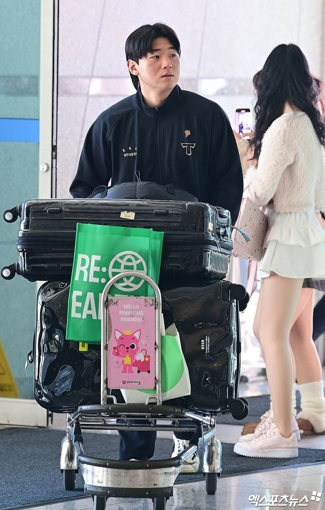 KIA 타이거즈 선수단이 스프링캠프를 위해 23일 오전 인천국제공항을 통해 미국으로 출국했다. KIA 김도영이 출국장으로 향하고 있다. 엑스포츠뉴스 DB