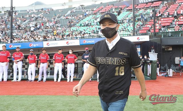 SSG는 24일 박정태 퓨처스리그 감독의 자진사퇴를 발표했다. 사령탑은 추신수 구단주 보좌와 외삼촌-조카 관계, 과거 음주 운전 등 여러 논란 속 구단에 사퇴 의사를 전한 것으로 보인다. 연합뉴스