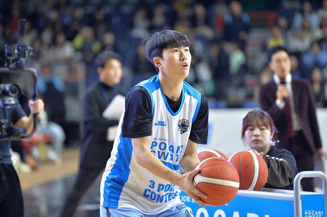 소노 가드 정성조는 KBL 최초의 일반인 출신 프로 선수다. 그는 올스타전 3점슛 콘테스트에도 참가해 별들의 축제를 맛봤다. 조금씩 프로 선수로서 존재감을 보이고 있다. KBL