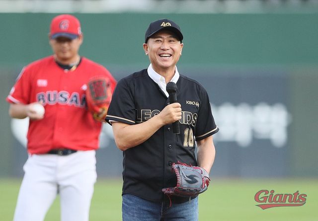 SSG는 24일 박정태 퓨처스리그 감독(오른쪽)의 자진사퇴를 발표했다. 사령탑은 추신수 구단주 보좌와 외삼촌-조카 관계, 과거 음주 운전 등 여러 논란 속 구단에 사퇴 의사를 전한 것으로 보인다. 연합뉴스