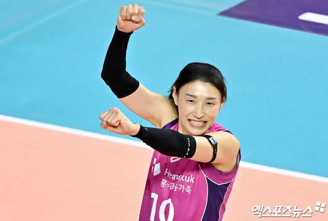 25일 오후 인천 부평구 삼산월드체육관 열린 ‘도드람 2024-2025 V-리그’ 흥국생명과 현대건설의 경기, 흥국생명이 현대건설에 세트스코어 3:0(25-13, 25-21, 25-15) 승리를 거뒀다. 이날 경기에서 승리한 흥국생명 김연경이 기뻐하고 있다. 인천, 김한준 기자