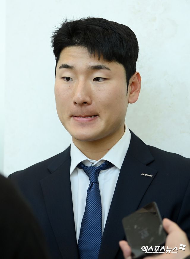 두산 베어스 선수단이 스프링캠프를 위해 24일 오후 인천국제공항을 통해 호주 시드니로 출국했다. 두산 곽빈이 인터뷰를 하고 있다. 인천공항, 고아라 기자