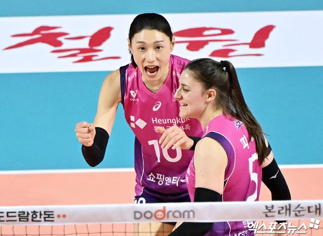 25일 오후 인천 부평구 삼산월드체육관 열린 ‘도드람 2024-2025 V-리그’ 흥국생명과 현대건설의 경기, 흥국생명 김연경과 피치가 기뻐하고 있다. 인천, 김한준 기자