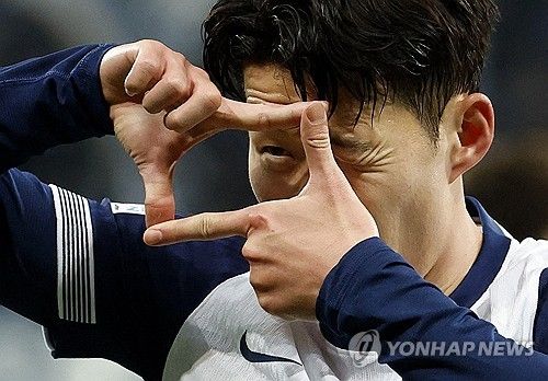 축구통계매체 '후스코어드닷컴'은 24일 2024-25시즌 유럽축구연맹(UEFA) 유로파리그 리그 페이즈 7차전이 끝난 뒤 매치데이 7 이주의 팀을 공개했다. 손흥민은 매체가 선정한 11명의 선수들 중 자신의 주 포지션인 왼쪽 날개에 이름을 올렸다. '후스코어드닷컴'은 손흥민에게 8.53점의 평점을 매겼다. 손흥민은 지난 24일 독일 진스하임의 프리제로 아레나에서 열린 TSG호펜하임과의 2024-25시즌 UEFA 유로파리그 리그 페이즈 7차전에 선발 출전해 멀티골을 뽑아내며 토트넘 홋스퍼의 3-2 승리를 이끌어냈다. 연합뉴스