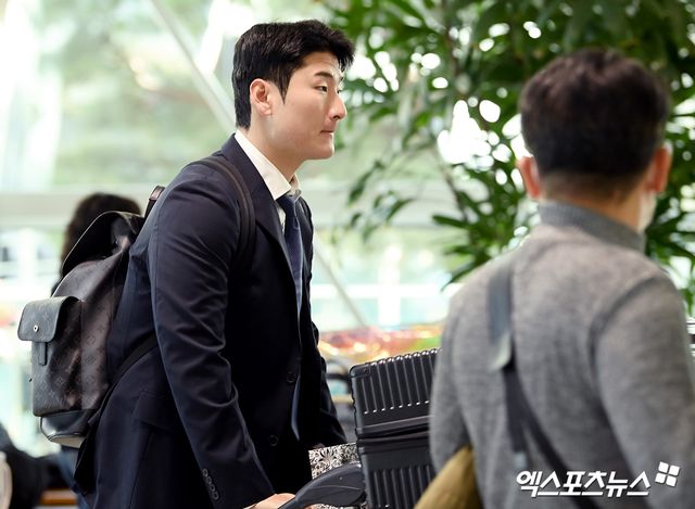 두산 베어스 선수단이 스프링캠프를 위해 24일 오후 인천국제공항을 통해 호주 시드니로 출국했다. 두산 곽빈이 출국장으로 향하고 있다. 인천공항, 고아라 기자
