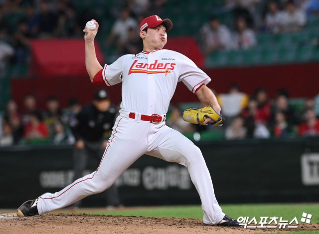 SSG 랜더스 투수 조병현이 지난해 정규시즌 경기에 등판해 역투하고 있다. 엑스포츠뉴스 DB