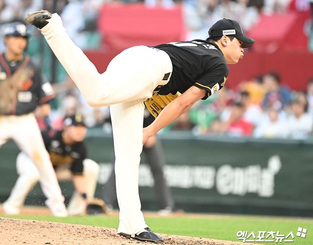 SSG 랜더스 투수 조병현이 지난해 정규시즌 경기에 등판해 역투하고 있다. 엑스포츠뉴스 DB