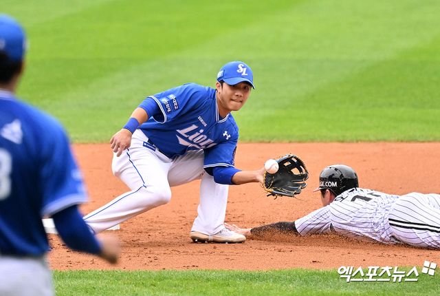 삼성 라이온즈 내야수 이재현이 지난해 정규시즌 경기에서 수비하고 있다. 엑스포츠뉴스 DB