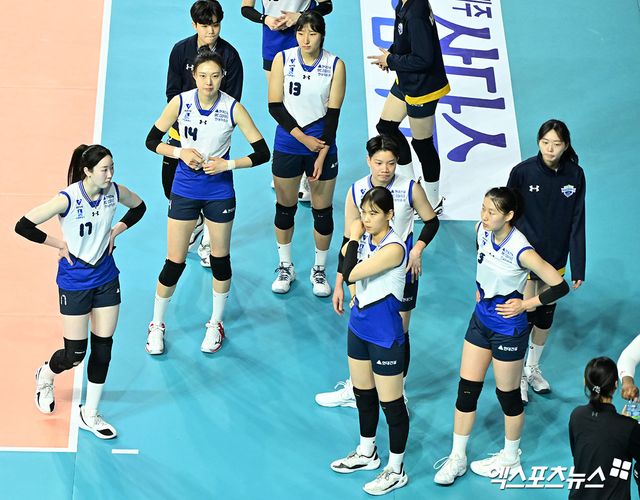 25일 오후 인천 부평구 삼산월드체육관 열린 ‘도드람 2024-2025 V-리그’ 흥국생명과 현대건설의 경기, 흥국생명이 현대건설에 세트스코어 3:0(25-13, 25-21, 25-15) 승리를 거뒀다. 경기종료 후 현대건설 선수들이 아쉬워하고 있다. 인천, 김한준 기자