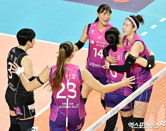 25일 오후 인천 부평구 삼산월드체육관 열린 ‘도드람 2024-2025 V-리그’ 흥국생명과 현대건설의 경기, 흥국생명이 현대건설에 세트스코어 3:0(25-13, 25-21, 25-15) 승리를 거뒀다. 이날 경기에서 승리한 흥국생명 선수들이 기뻐하고 있다. 인천, 김한준 기자