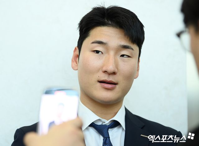 두산 베어스 선수단이 스프링캠프를 위해 24일 오후 인천국제공항을 통해 호주 시드니로 출국했다. 두산 곽빈이 인터뷰를 하고 있다. 인천공항, 고아라 기자