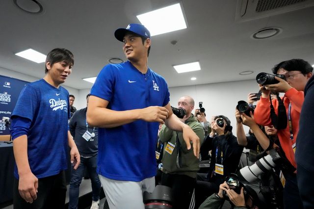 불법 도박 채무를 갚기 위해 미국프로야구(MLB) 슈퍼스타 오타니 쇼헤이 돈에 손을 댔다가 해고된 통역사 미즈하라 잇페이가 전화통화로 오타니를 사칭해 거액의 돈을 자신의 계좌로 보냈다는 음성 증거가 나왔다. 미국 연방 검찰은 4년 9개월의 금고형과 보호관찰처분 3년을 구형했다. 사진 연합뉴스