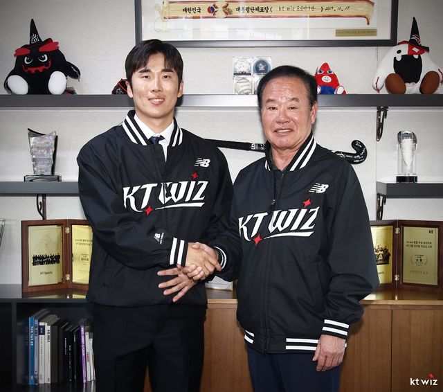 왼쪽에 선 내야수 허경민이 지난해 11월 KT 위즈와 FA 계약을 맺은 뒤 이호식 KT 스포츠 대표이사와 기념촬영하고 있다. KT 위즈