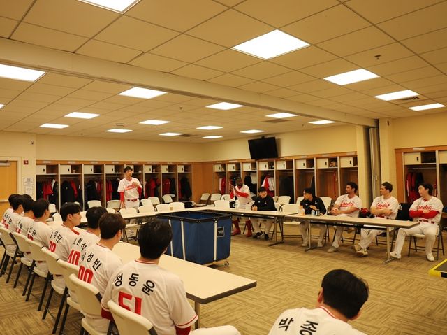 SSG 랜더스가 26일 미국 플로리다주 베로비치에서 스프링캠프 첫 공식 훈련을 시작했다. SSG 랜더스