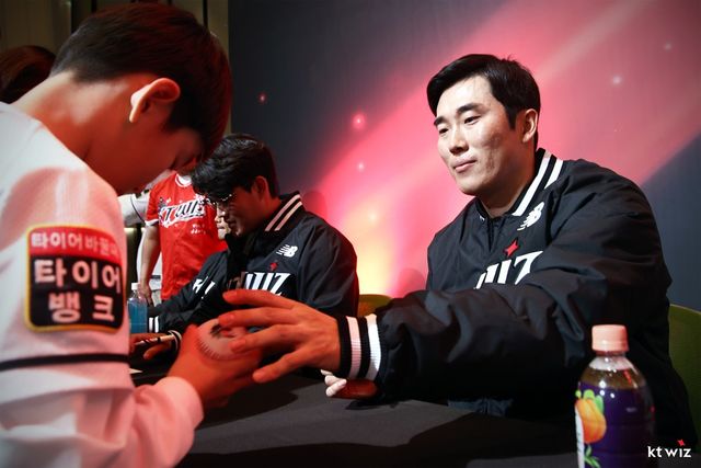 KT 위즈 FA 이적생 허경민이 지난해 11월 23일 수원컨벤션센터에서 열린 KT의 팬페스티벌에서 사인회에 임하고 있다. KT 위즈