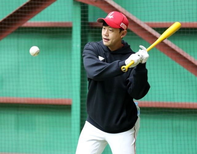 지난 시즌을 끝으로 선수 생활을 마친 이명기 SSG 랜더스 퓨처스팀 타격코치가 선수들을 지도하고 있다. SSG 랜더스