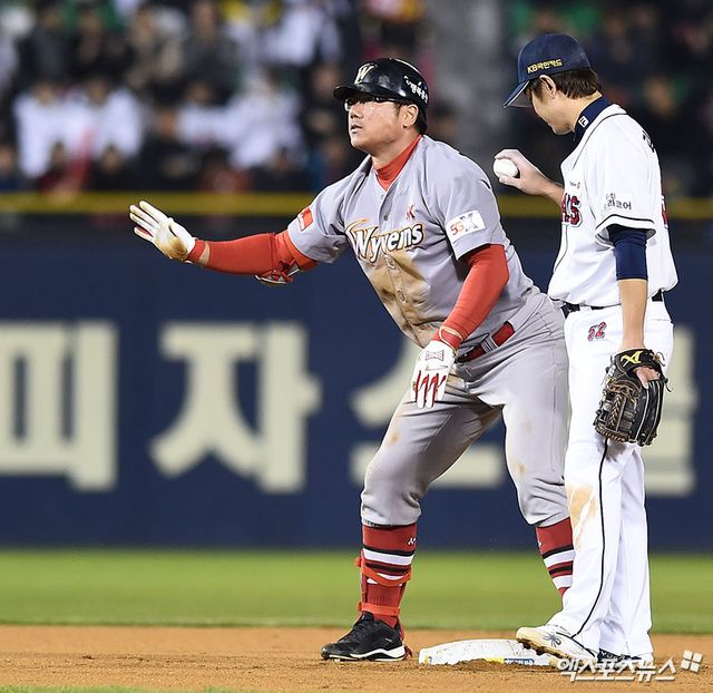 12일 오후 서울 송파구 잠실야구장에서 열린 '2018 신한은행 MY CAR KBO 포스트시즌' SK 와이번스와 두산 베어스의 한국시리즈 6차전 경기, 6회초 무사 SK 선두타자 박정권이 2루타를 때려낸 뒤 2루에 출루하고 있다. 엑스포츠뉴스 DB