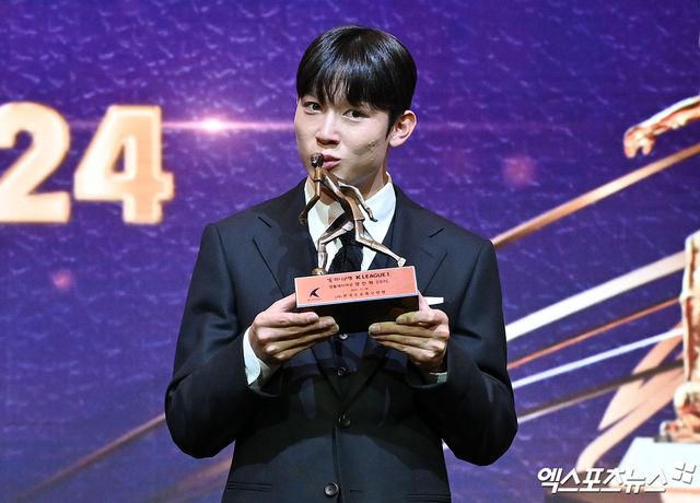 토트넘 홋스퍼가 양민혁을 영입 후 기용하지 않았던 이유가 있었다.&nbsp;양민혁을 1군에서 뛸 수 있는 유망주가 아닌 임대 대상으로 보고 있다는 소식이 전해졌다. 영국 매체 풋볼런던에 따르면 토트넘은 마이키 무어 외 유망주들이 현재 프리미어리그에서 뛸 수준이 아니라고 생각하고 있으며 양민혁을 1월 임대보낼 계획도 있는 것으로 알려졌다. 엑스포츠뉴스DB