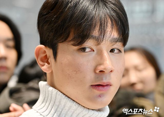 토트넘 홋스퍼가 양민혁을 영입 후 기용하지 않았던 이유가 있었다.&nbsp;양민혁을 1군에서 뛸 수 있는 유망주가 아닌 임대 대상으로 보고 있다는 소식이 전해졌다. 영국 매체 풋볼런던에 따르면 토트넘은 마이키 무어 외 유망주들이 현재 프리미어리그에서 뛸 수준이 아니라고 생각하고 있으며 양민혁을 1월 임대보낼 계획도 있는 것으로 알려졌다. 엑스포츠뉴스DB