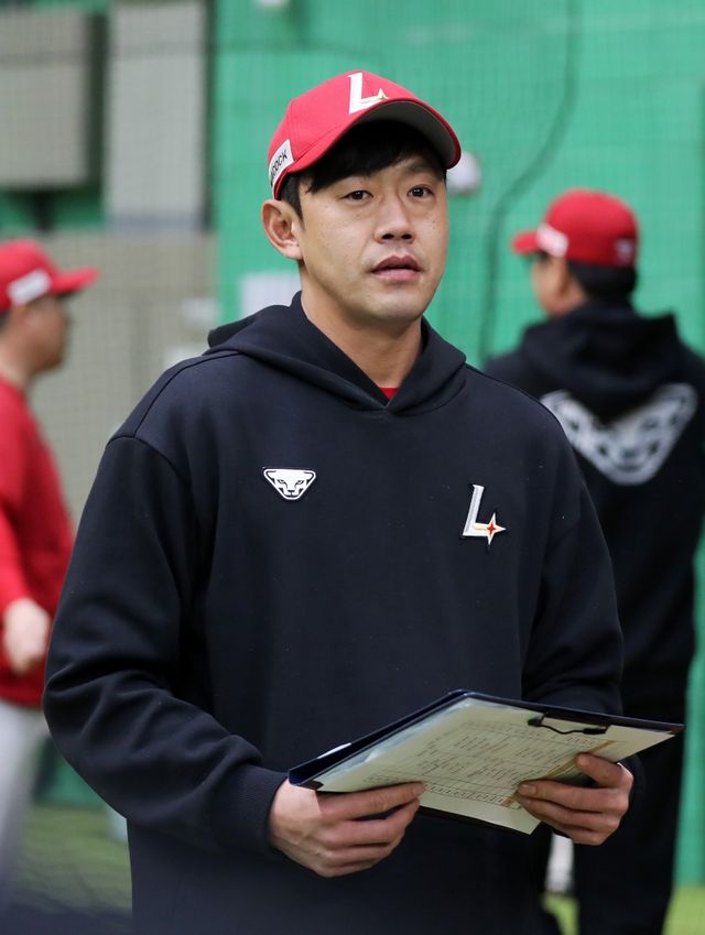 지난 시즌을 끝으로 선수 생활을 마친 이명기 SSG 랜더스 퓨처스팀 타격코치가 선수들을 지도하고 있다. SSG 랜더스