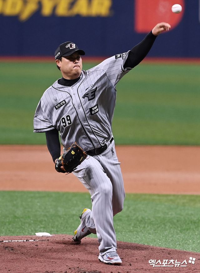 한화 이글스 선발투수 류현진이 지난해 정규시즌 경기에 선발 등판해 투구하고 있다. 엑스포츠뉴스 DB