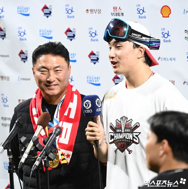 28일 오후 광주기아챔피언스필드에서 열린 '2024 신한 SOL Bank KBO 한국시리즈' 삼성 라이온즈와 KIA 타이거즈의 5차전 경기, KIA가 7:5의 스코어로 승리하며 7년 만에 통합 우승을 이뤄냈다. 경기 종료 후 KIA 정해영이 아버지 정회열 씨와 함께 인터뷰를 하고 있다. 엑스포츠뉴스 DB