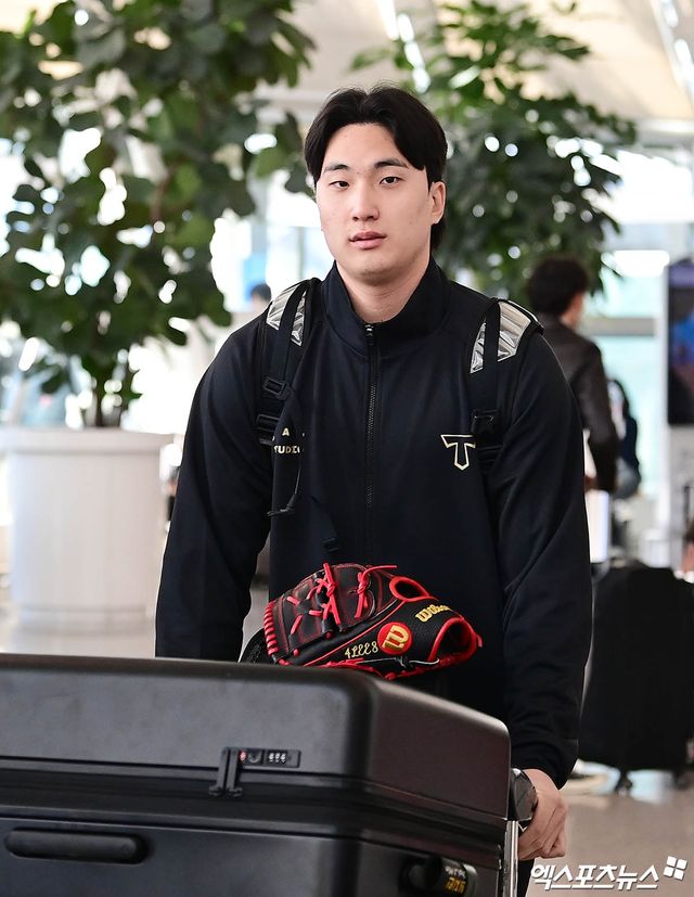 KIA 타이거즈 선수단이 스프링캠프를 위해 23일 오전 인천국제공항을 통해 미국으로 출국했다. KIA 정해영이 출국장으로 향하고 있다. 엑스포츠뉴스 DB