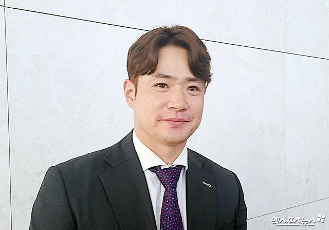 두산 베어스 선수단이 스프링캠프를 위해 24일 오후 인천국제공항을 통해 호주 시드니로 출국했다. 두산 김재환이 취재진과 인터뷰에 응하고 있다. 엑스포츠뉴스 DB