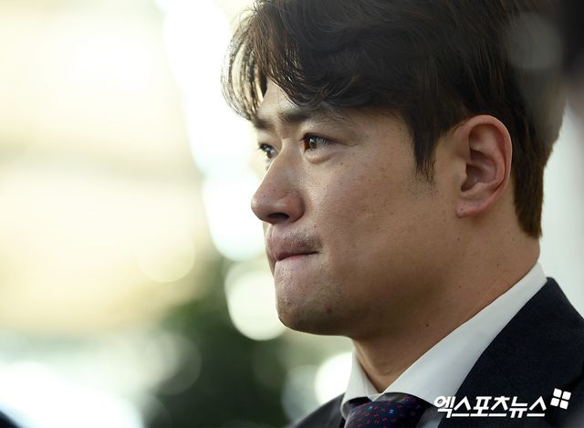 두산 베어스 선수단이 스프링캠프를 위해 24일 오후 인천국제공항을 통해 호주 시드니로 출국했다. 두산 김재환이 출국장으로 향하고 있다. 엑스포츠뉴스 DB