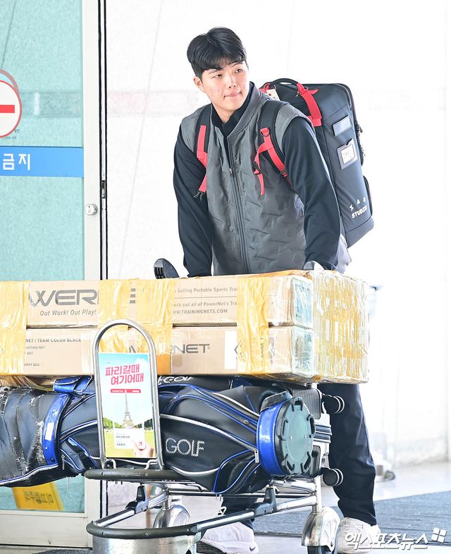 KIA 타이거즈 선수단이 스프링캠프를 위해 23일 오전 인천국제공항을 통해 미국으로 출국했다. KIA 김태형이 출국장으로 향하고 있다. 엑스포츠뉴스 DB