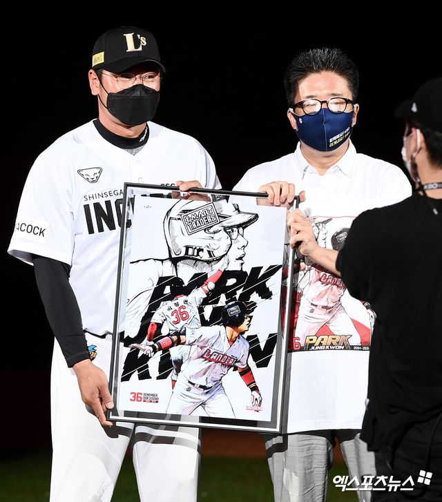 2일 오후 인천 SSG랜더스필드에서 '가을 남자' 박정권의 은퇴식이 진행됐다. 박정권이 기념 촬영을 하고 있다. 엑스포츠뉴스 DB