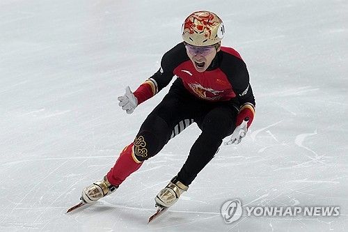 중국 쇼트트랙 대표팀 귀화선수 류 샤오앙이 지난해 국제빙상경기연맹(ISU) 월드투어 혼성 2000m 계주에서 레이스를 마친 뒤 포효하고 있다. AP/연합뉴스
