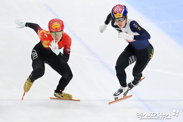 왼쪽부터 중국 쇼트트랙 대표팀 귀화선수 린샤오쥔과 한국 대표팀 에이스 박지원. 2023년 서울서 열린 국제빙상경기연맹(ISU) 쇼트트랙 세계선수권대회서 레이스를 펼치고 있다. 엑스포츠뉴스 DB