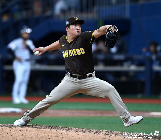 우완투수 고우석이 샌디에이고 파드리스 소속이었던 지난해 3월 MLB 월드투어 서울시리즈 2024에 앞서 열린 스페셜 매치에서 투구하고 있다. 이후 마이애미 말린스로 트레이드된 고우석은 더블A서 시즌을 마쳤으며 올해 마이애미 스프링캠프에 초청됐다. 엑스포츠뉴스 DB