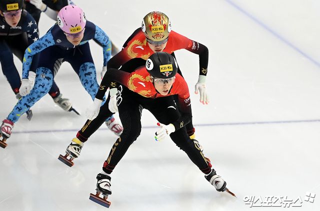 선두에 선 중국 쇼트트랙 대표팀 판커신이 2023년 서울서 열린 국제빙상경기연맹(ISU) 쇼트트랙 월드컵에서 레이스를 펼치고 있다. 엑스포츠뉴스 DB