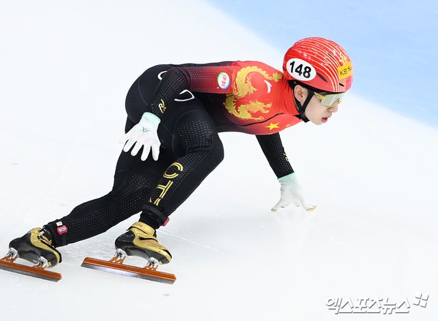 중국 쇼트트랙 대표팀 귀화선수 린샤오쥔이 2023년 서울서 열린 국제빙상경기연맹(ISU) 쇼트트랙 세계선수권대회서 질주하고 있다. 엑스포츠뉴스 DB
